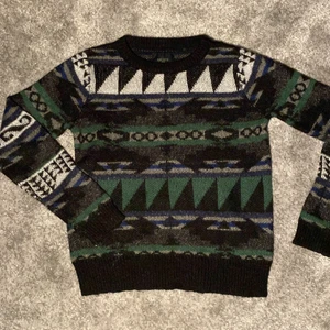 Stickad tröja - Stickad tröja från Saints And Mortals. Stl xs, passar perfekt på mig som normalt har XS-S i tröjor. Säljer för jag får ingen andvändning av den.