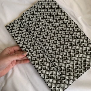 clutch - Supercool clutch i flätat material, fin att ha som väska och rymmer mycket  🖤