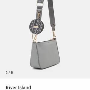 Väska  - Säljer min väska från river island aldrig använd men drog bort lappen för trodde det va den väskan jag ville ha men när jag hade dragit av den insåg jag att det va fel helt ny köpt förra veckan. Jag kan stå för frakten