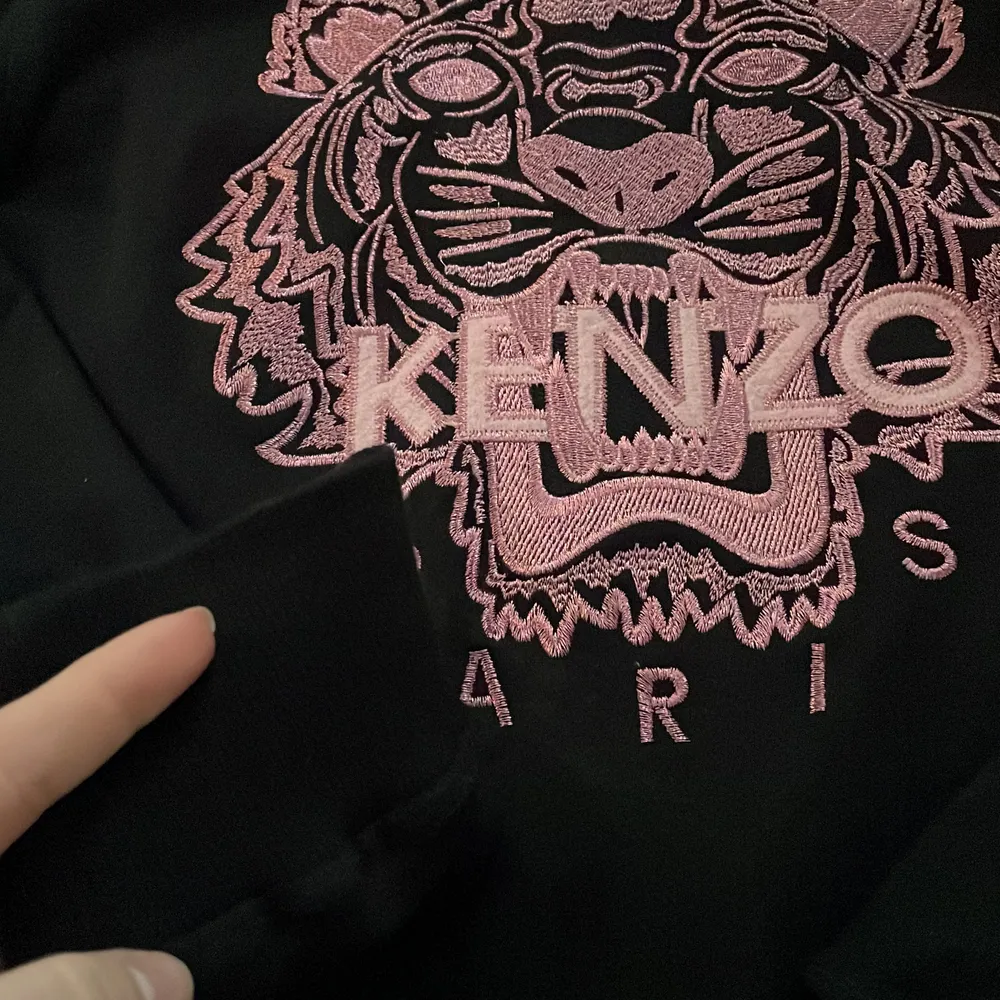 Kenzo tröja med broderad rosa tiger💕 Rundad hals, långa ärmar, ribbad ärmslut och ribbad fåll. Bra skick men för liten för mig💕 Köpt för 2687kr på Farfetch. Bomull 100%. Tröjor & Koftor.