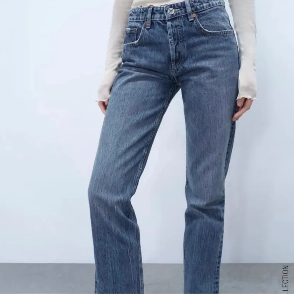 Säljer dessa superpolerade jeansen från Zara💕 Endast testade så helt oanvända i superbra skick! (BILDERNA ÄR LÅNADE! kontakta privat för fler bilder). Jeans & Byxor.