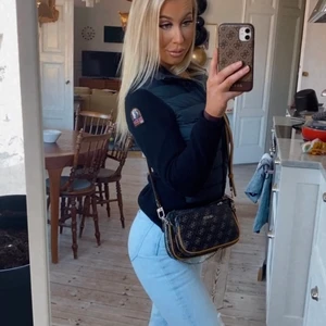 Parajumper cardigan - Ärmarna är stickad material Storlek Xs använd ett fåtal gånger så nästan som ny, prislapparna finns kvar separat köpt för 4000 skambud svaras ej 