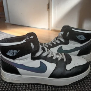 Jordan 1 mid black and white  - Köpte dom för 1 månad sen men har knappast använt dom så nu vill jag sälja dom, dom passar perfekt och är sköna att gå i. Storlek 45 Färg,Svart och vit.