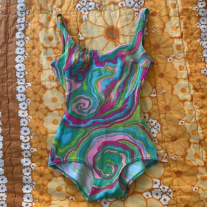 Vintage baddräkt/body - Helt otrolig vintage baddräkt/body, 60/70-tal, ”Made especially for NK” 🌈 Ca strl XS-S, ca 60 cm lång