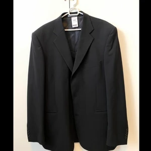 Svart kavaj - Supersnygg svart kavaj✨ Inte helt säker på storleken men skulle nog säga att den skulle sitta snyggt oversized för folk mellan S-L