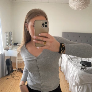 Grå tröja med knappar - Säljer denna fina grå tröjan som ej kommer till användning, super fint skick❤️‍🔥 köparen står för frakt