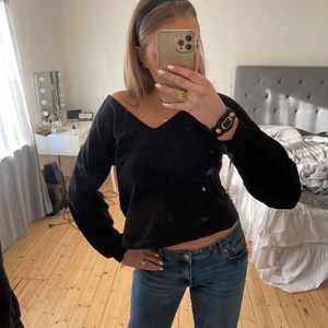 V ringad tröja - Säljer denna fina svarta tröjan som har en större v-ringning som man antingen ha kan off shoulder eller vara vanligt❤️‍🔥 tyvärr är den för liten för mig så säljer den vidare🤩 från Nelly, köparen stör för frakt