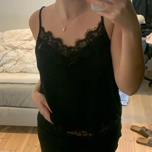 Spets linne - Svart linne med spets från zara💕 Storlek L men passar S och M🥰