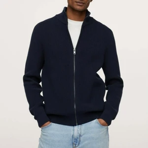 Full Zip Tröja, Mango, Strl L - Full Zip, Mango, Size L, fits L. Aldrig använd, endast testad hemma. Köpare står för frakt. Nypris 699 kr. Hör av er vid intresse eller fler bilder.