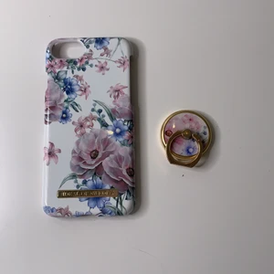 Mobilskal och ring mount! - matchande Mobilskal och ring mount i blommigt mönster från ideal of sweden.  dom är även använda fåtal gånger (Deta mönster säljs inte längre) köp båda för 150 kr eller mobilskalet för 100 kr och ring mounten för 70 kr + frakt 
