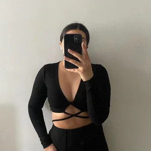 Knyttopp från NAKD - Aldrig använd endast provad till bilden👆🏽 knyter själv runt magen. Nypris 229kr