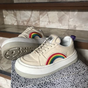 EYTYS sonic canvas ecru - Eytys sonic i strl 37! Lådan, dustbag och extra skosnören finns kvar, säljer eftersom att dom blivit för små för mig :( 9/10 i skick, använda några gånger bara! Hör av dig för frågor <3