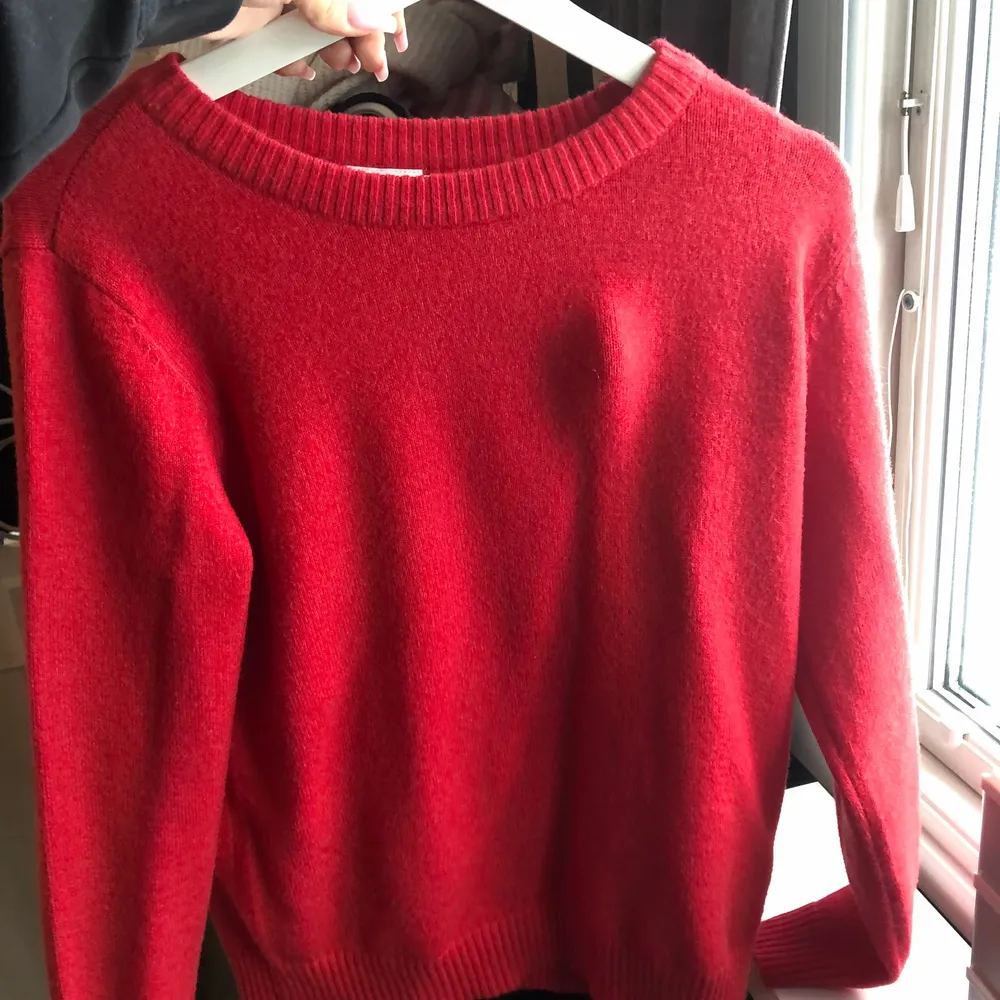 Jättesnygg röd stickad tröja ifrån vila och storleken är M. För fler frågor, skriv till mig privat !köparen står alltid för frakten💕💕. Stickat.