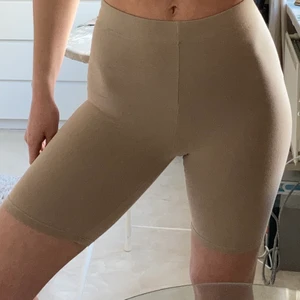 Gina Tricot  - Så fina cykelbyxor, men inte min stil längre tyvärr! Använt fåtal gånger. Betalning sker via Swish eller Plick SafePay!✨🥳