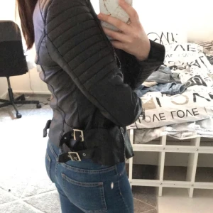 Skinnjacka  - Säljer min skinnjacka för har köpt en ny jacka jag har storlek 36 och är runt 1,62 skriv om ni är intresserade pris kan diskuteras,den är i bra skick bara använd nåra gånger:)
