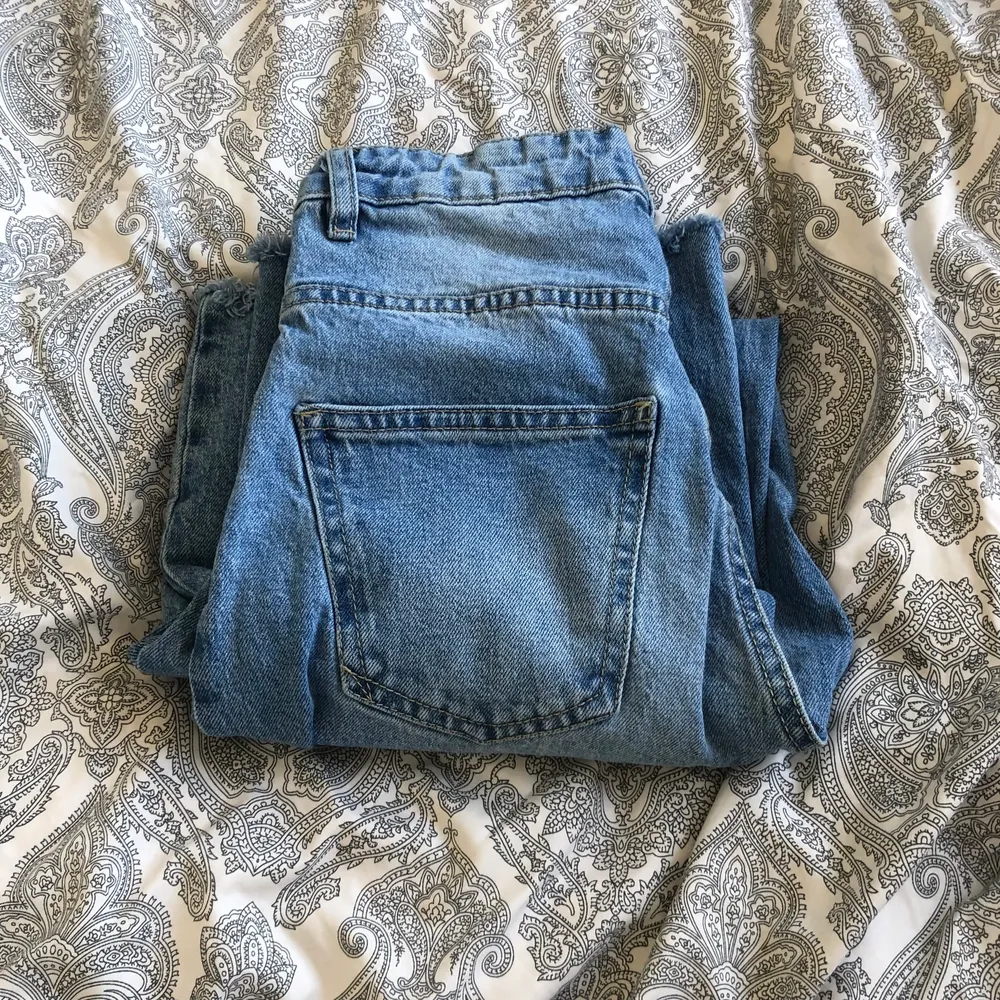 Säljer nu mina fina mom jeans från lager 157 som jag aldrig har fått användning utav. Köparen står för frakten💘💘. Jeans & Byxor.