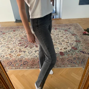 Gråa Femme Luxe jeans - Gråa Jean från asos tror jag. As sköna men tyvärr för kosta för mig som är 170cm