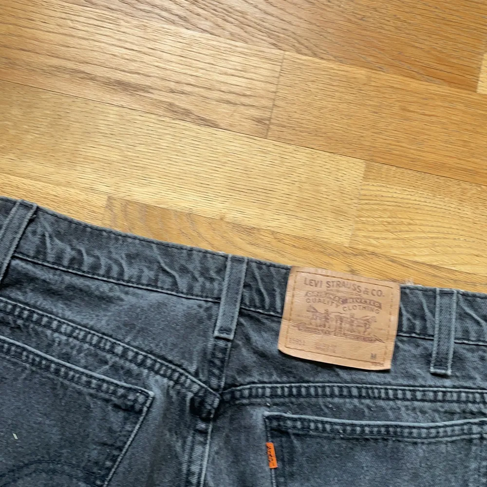 Fina Levis modell 951. Bra skick. Har förlängt de på slutet och öppnat de lite för att få en bredare byxöppning. Sitter som en 32/32 men storlek M. Om du har några frågor skicka bara. Färgen är mörk grå. Jeans & Byxor.