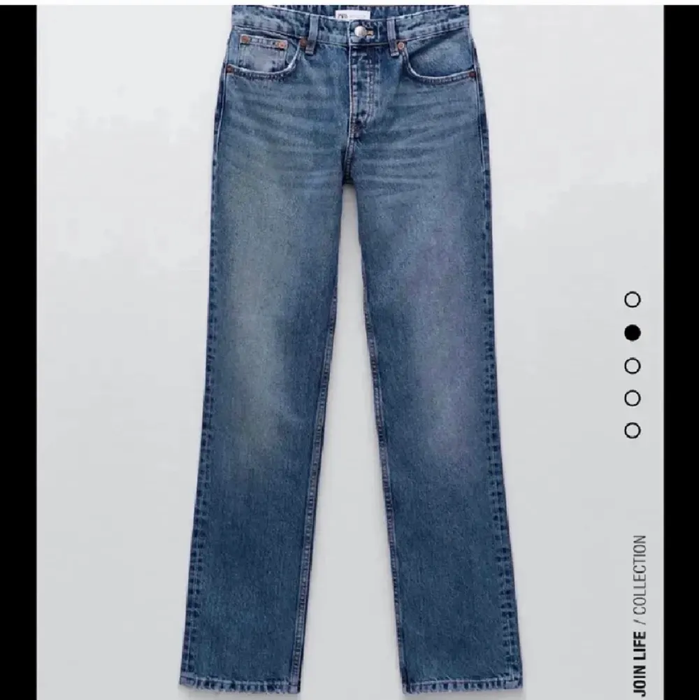 Fina Zara jeans som är slutsålda!! Strl 36 och passar S/M. Fin passform men kommer aldrig till användning. Endast använda en gång! Bra längd på mig som är 160 cm. Frakt ingår inte i priset. ❤️‍🔥. Jeans & Byxor.