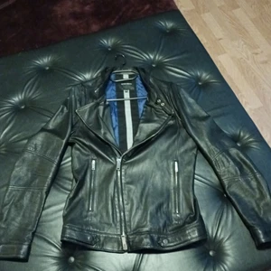 Bikerjacka - Säljer en herr jacka strl S/46, passar en M i tjejmodell. Blått inuti, endast provad. 