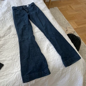 Mörkblå jeans - Snygga mörkblå utsvängda jeans!