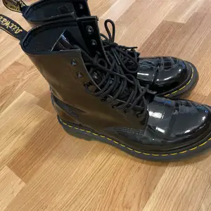 I princip helt oanvända Dr. Martens kängor i vinyl. Nypris: 1800 kr