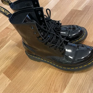 Dr. Martens kängor - I princip helt oanvända Dr. Martens kängor i vinyl. Nypris: 1800 kr