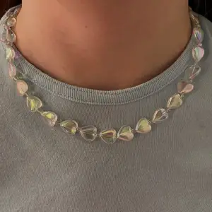 Handgjort halsband med pärlor som skiftar i olika färger i ljuset ✨ Alla beställningar får med klistermärken och alla över 100kr får med en gratis ring🥰 