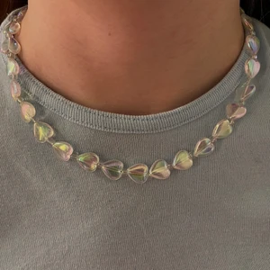 Twilight Necklace🤍 - Handgjort halsband med pärlor som skiftar i olika färger i ljuset ✨ Alla beställningar får med klistermärken och alla över 100kr får med en gratis ring🥰 