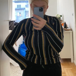 Randig polotröja - Randig polotröja som är lite glittrig. Stretchig i materialet och passar storlek 34-36