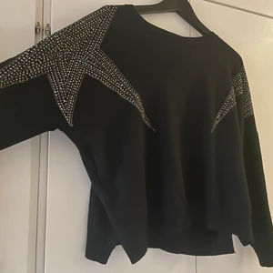 Tröja - Köpt i en butik i Göteborg, använd 1 gång. Kan skicka mer bilder vid intresse