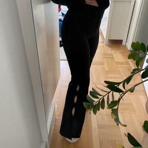 Unika kostymbyxor  - Snygga unika kostymbyxor med detaljer/urklippningar på benen☺️ 