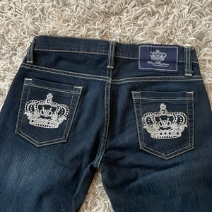 Victoria Beckham jeans - Så sjukt snygga mörkblåa lågmidjade Victoria Beckham jeans, midjemåttet är ca 77cm och innerbenslängden ca 88cm, köpte på plick för några månader sen och skicket är sjukt bra💙