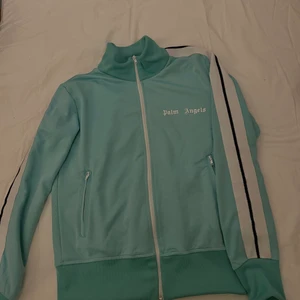 Palm angels Tracktop (Storlek M) - PALM ANGELS TRACKTOP  Cond: 9/10 Size: M Säljs för 2700kr  Slutsåld i denna storlek på ”alla” sidor.  Kan fraktas spårbart i hela Sverige för 66kr, meetup går att lösa inom Västra Götaland.   
