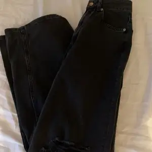 Superfina svarta vida jeans med hål på knäna 🖤 köparen står för frakten 