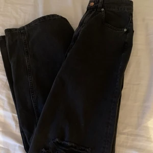 Vida jeans - Superfina svarta vida jeans med hål på knäna 🖤 köparen står för frakten 