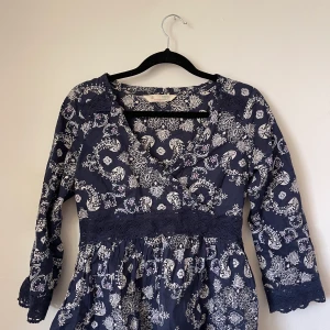 Superfin Oddmolly blus! Använd 1 gång - Säljer min fina Oddmolly blus. Använd en gång. Den är blå med spets detaljer och ljusrosa/vita figurer!