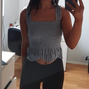 Linne - Linne från hollister. Inte använd mycket alls och ser typ helt ny ut. Lite skrynklig för att den bara legat i garderoben ett tag. Säljer för att den inte kommer till användning. Priset kan diskuteras! 