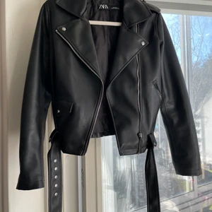 Skinnjacka från zara  - En skinnjacka från zara som är i fint skick förutom två prickar min katt har klöst de är dock inte jätte synliga. Storlek M men skulle säga att den är liten i storlek och passar till S också. Jag köpte den här på Plick för 350kr men jag väljer att sälja den för 200+frakt. Köparen står för frakten. 