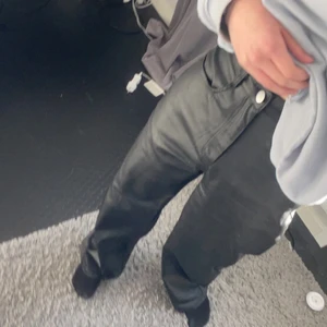 Skinnbyxor  - Svarta vida skinnbyxor som är köpta från shein. Använda några gånger men är i bra skick. Som ni ser har de skavts bort lite på ena knät men ingenting som syns väl. Säljer dessa för de är förstora och passar mig inte så bra. Tar ändats Swish och fraktar det ändats man strå för frakt själv. Kontakta mig för fler bilder😘