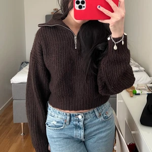 Zipp tröja - Säljer denna as mysiga stickade bruna zipp koftan från Gina i storlek M men som passar mig perfekt, som oftast bär S. Denna tröja köptes i vintras för ca 400 kr men har endast kommit till användning vid max 3 tillfällen så den är i nyskick❤️