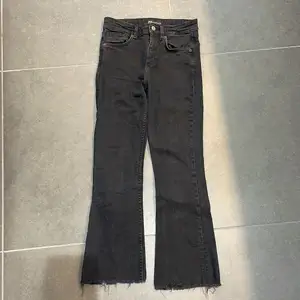 Svarta vida jeans från Zara i storlek 36. Fint skick, knappt använda.