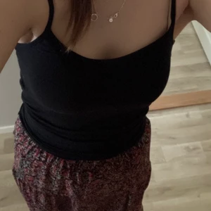 Lång kjol - En lång kjol köpt 2020. Väl använd men inga skador. Lite volanger längst ner och två lager tyg. Är ca 168 och kjolen rör ej marken