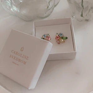 Caroline Svedbom - Säljer mina superfina örhängen som jag tyvärr inte kan ha, från Caroline Svedbom nypris 800. Verkligen hur fina som helst