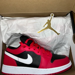 Jordan 1 Low’s - Helt nya & oanvända Jordan 1 Low’s Säljs pga liten storlek EU 36,6  UK 4 Nypris; 1 299 kr Står ej för frakt! Pris kan diskuteras