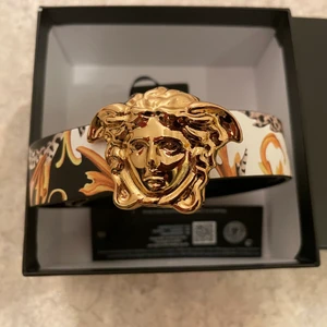 Versace Medusa midjebälte  - Versace midjebälte i nyskick, mått 75-82 cm från innersta hålet till det sista. Äkta så klart. Kommer i original kartong och med etiketter. Nypris 2000kr. Utsåld 