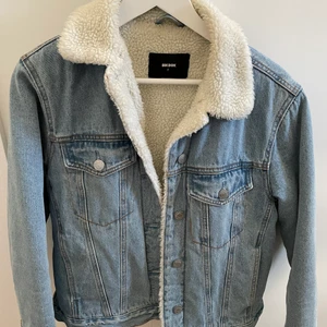 Jeans jacka  - Snygg jeansjacka med fluffig insida. Perfekt nu till våren! Knappt använd så bra skick. Storlek M från Bikbok. 