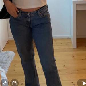 (Bilden är lånad från personen jag köpte de av) Low waist jeans från Weekday i modellen arrow, de är tyvärr för stora för mig och därav säljer jag. Tveka inte vid frågor! 💗