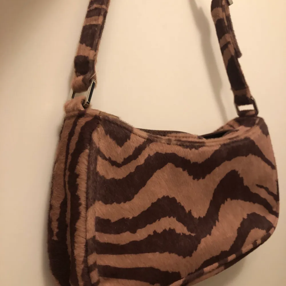 Cool brun & beige väska med mönster. Använd väldigt få gånger. I nyskick.🤎🤍. Väskor.