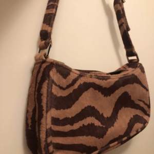 Cool brun & beige väska med mönster. Använd väldigt få gånger. I nyskick.🤎🤍